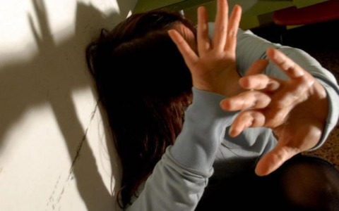 Un pensionato affronta il processo per minacce e violenze contro l’ex compagna