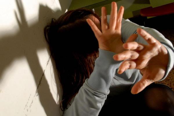 Un pensionato affronta il processo per minacce e violenze contro l’ex compagna